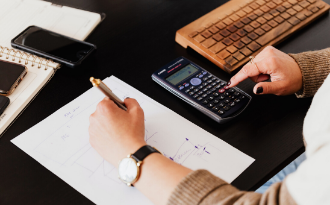 QuickBooks Online vs. Desktop image Article Image
