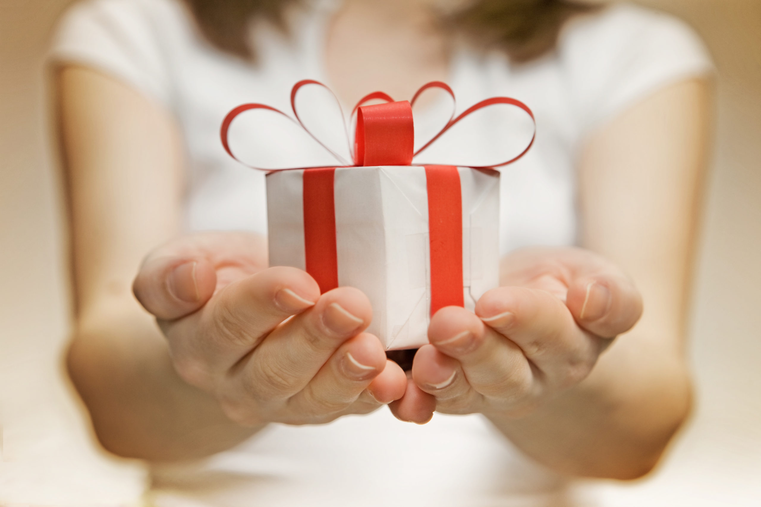 Делайте друг другу подарки. Дарим подарки. Подарок в руках. Дарение подарков. Вручение подарка.